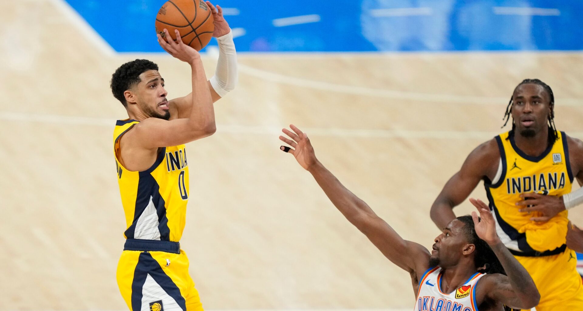 Tyrese Haliburton's last-second jumper lifts Pacers over Thunder in Game 1