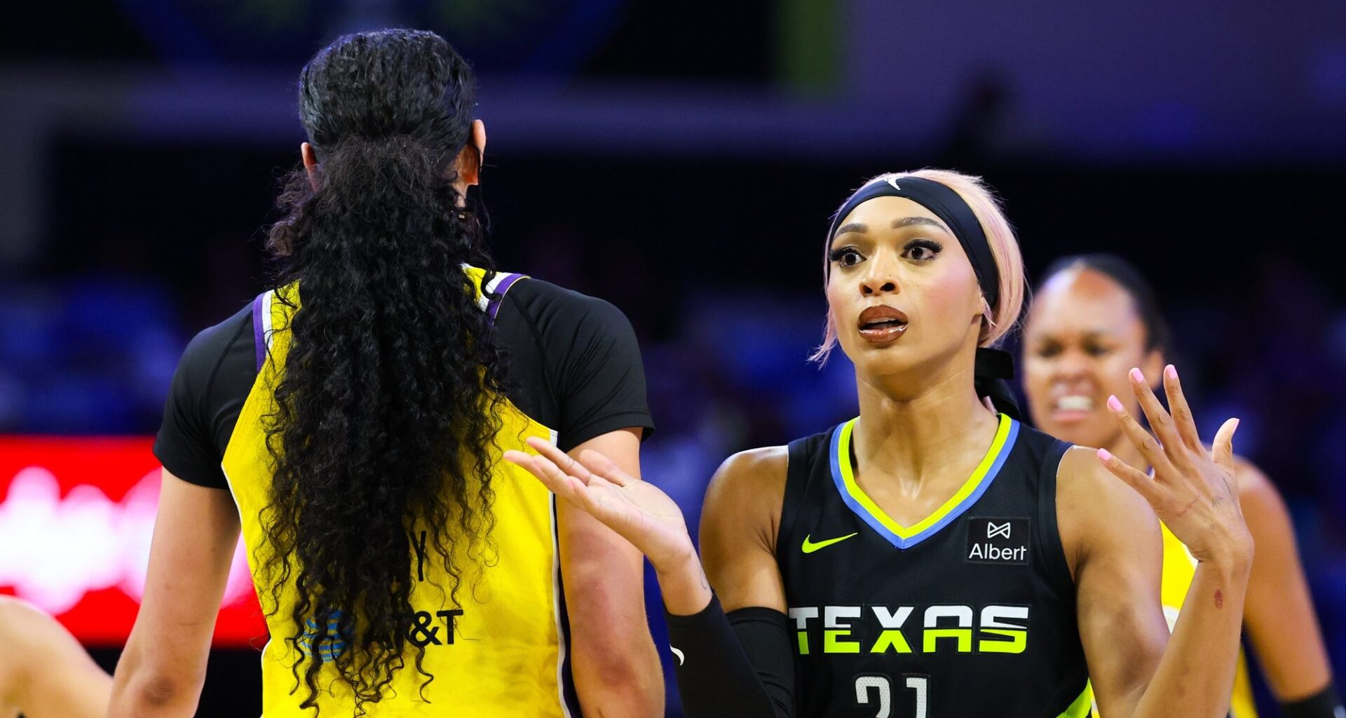Dallas Wings announcer shocked by DiJonai Carrington's hair-pulling foul