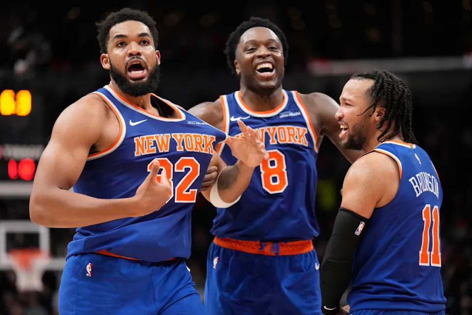 New York Knicks guard Jalen Brunson (11), forward OG Anunoby (8), and center Karl-Anthony Towns (32)© John E. Sokolowski-Imagn Images