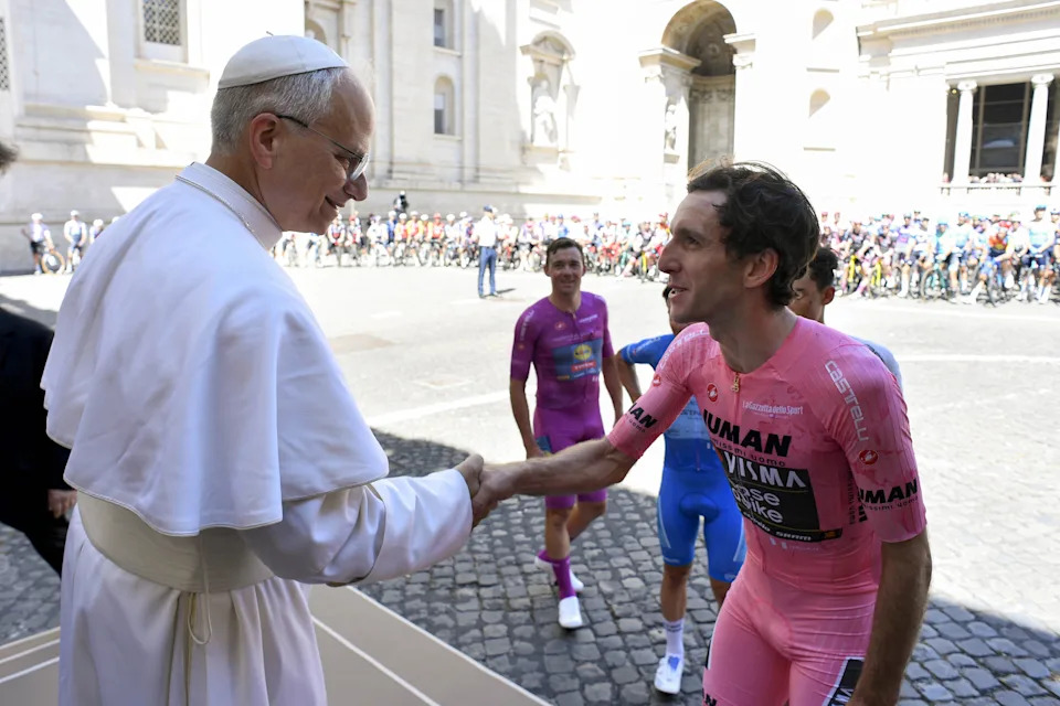 Pope Leo XIV greets Yates and other cyclists before their ride through Vatican City. (Francesco Sforza via Vatican Pool/Getty Images)