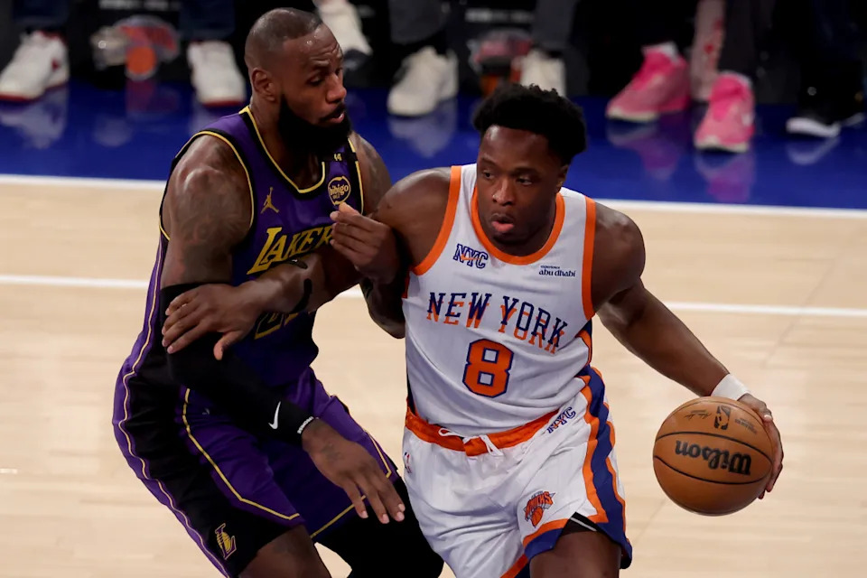 New York Knicks forward OG Anunoby (8) and Los Angeles Lakers forward LeBron James (23).© Brad Penner-Imagn Images