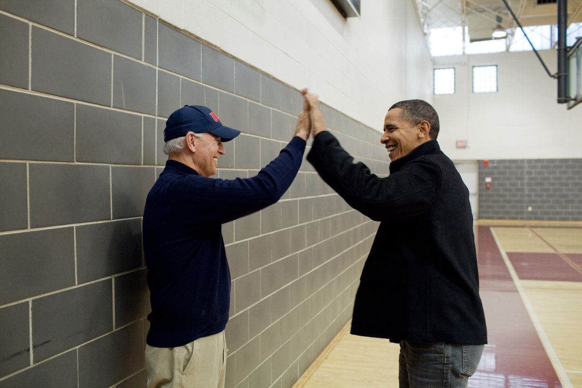 Joe Biden and Barack Obama in 2010, watching Maisy Biden and Sasha Obama play