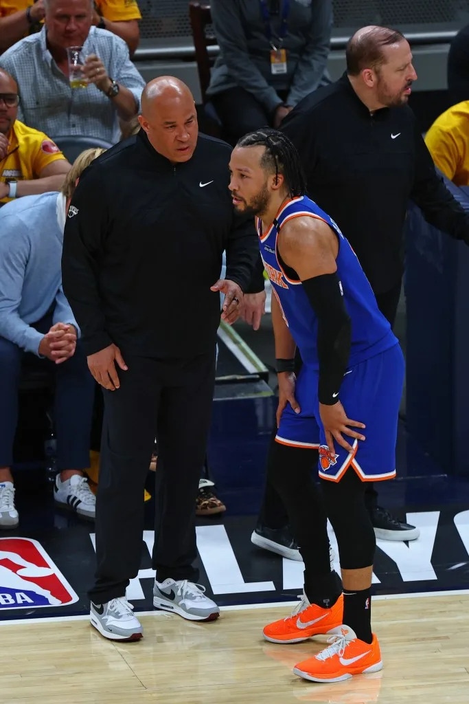 Assistant Coach Rick Brunson of the New York Knicks talks with <br>Jalen Brunson during the game against the Indiana Pacers <br>during Game 6 of the 2025 Eastern Conference finals on May 31. NBAE via Getty Images