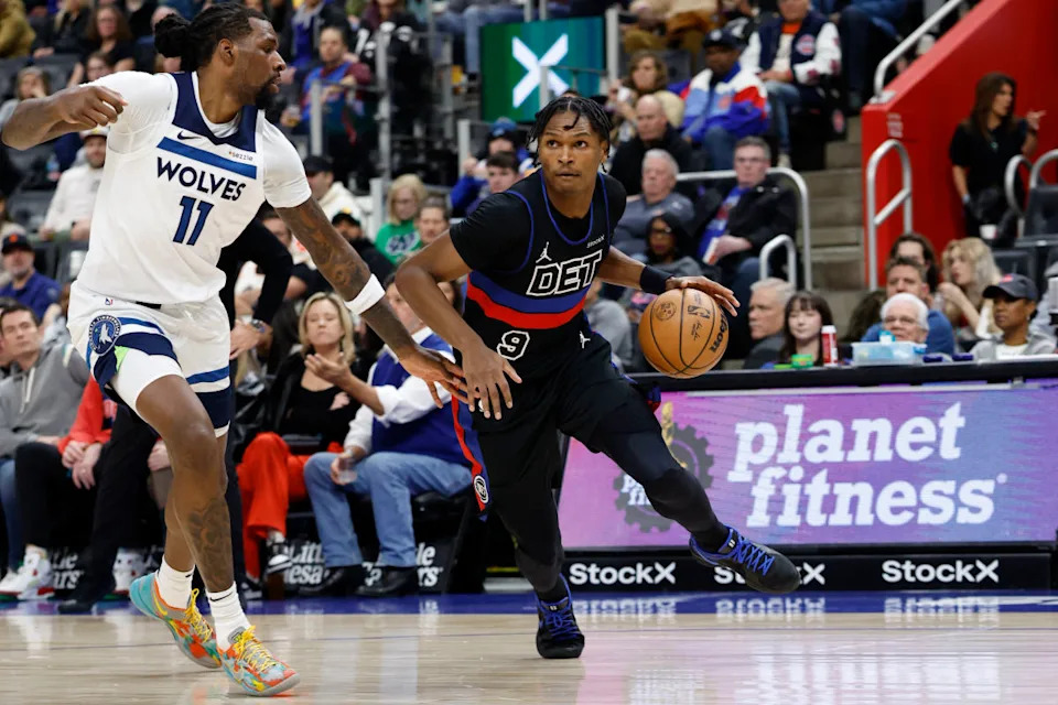 Detroit Pistons forward Ausar Thompson (9) dribbles on Minnesota Timberwolves center Naz Reid (11)© Rick Osentoski-Imagn Images