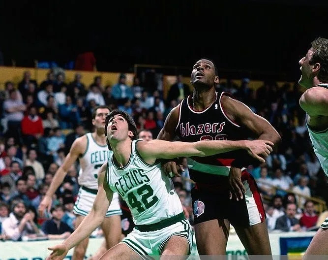 BOSTON - 1988: Mark Acres #42 of the Boston Celtics boxes out against Kevin Duckworth #00 of the Portland Trail Blazers during a game played in 1988 at the Boston Garden in Boston, Massachusetts. NOTE TO USER: User expressly acknowledges and agrees that, by downloading and or using this photograph, User is consenting to the terms and conditions of the Getty Images License Agreement. Mandatory Copyright Notice: Copyright 1988 NBAE (Photo by Dick Raphael/NBAE via Getty Images)