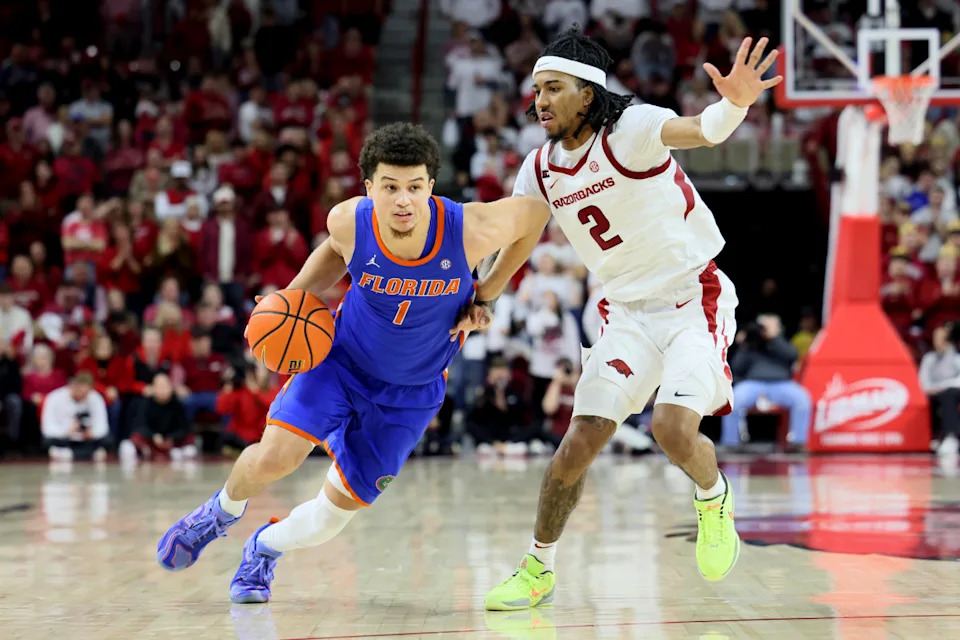 Former Arkansas Razorbacks guard Boogie Fland (2) against former Florida Gators guard Walter Clayton Jr. (1).Nelson Chenault - Imagn Images