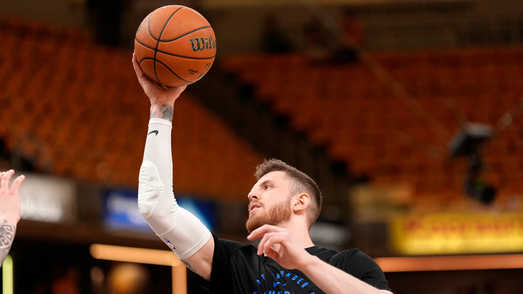 Hartenstein warming up Game 4 NBA Finals