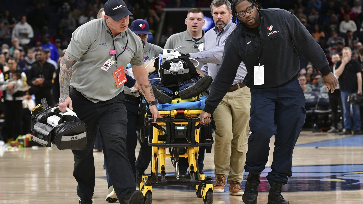 Medics attend to fan who collapsed courtside at Spurs, Grizzlies game