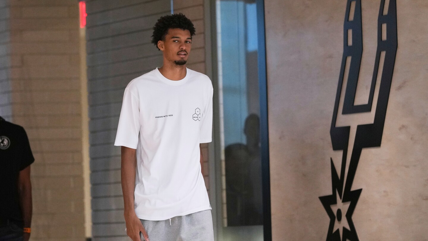 Spurs star Victor Wembanyama heads to a temple in China