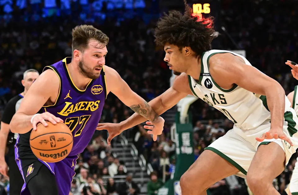 Los Angeles Lakers guard Luka Doncic (77) drives to the basket against Milwaukee Bucks center Jericho Sims (00) in the fourth quarter at Fiserv Forum. Benny Sieu-Imagn Images