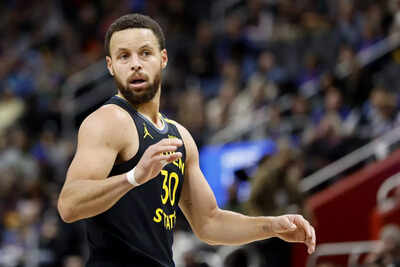 Stephen Curry leaves Toronto Raptors vs Golden State Warriors game after hard landing on tailbone in third quarter