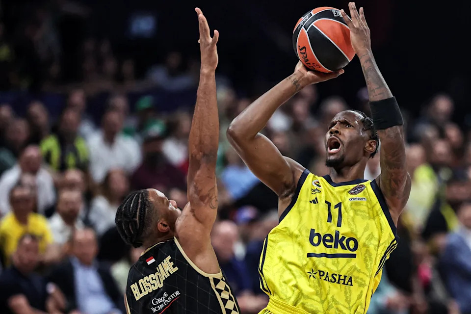 AS Monaco's American forward Jaron Blossomgame attempts to block Fenerbahce's forward Nigel Hayes-Davis as the latter attempts a shot during the Euroleague Basketball final match between Fenerbahce Beko Istanbul and AS Monaco at Etihad Arena in Abu Dhabi on May 25, 2025.