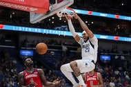 Dallas Mavericks center Daniel Gafford (21) slam dunks over New Orleans Pelicans forward...