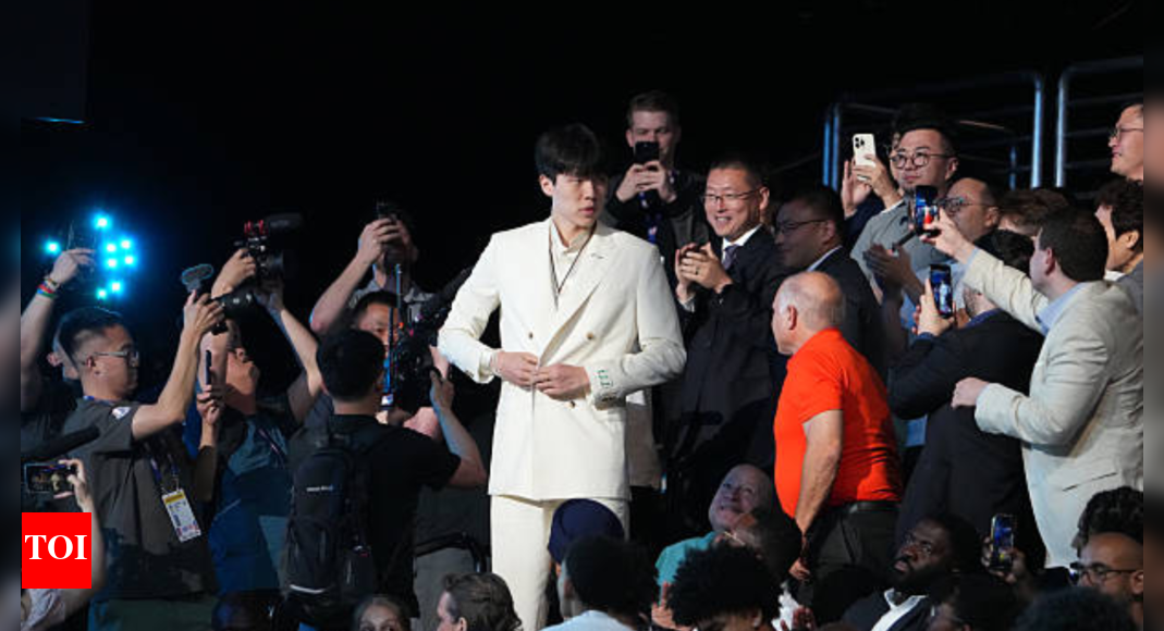 “Hansen, put your suit on” - Yang Hansen recalls how his call as NBA Draft pick caught him off guard | NBA News