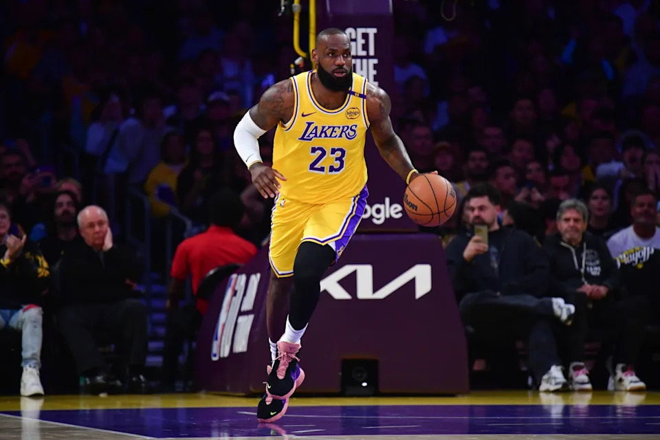 Los Angeles Lakers forward LeBron James (23) brings the ball up court© Gary A. Vasquez-Imagn Images