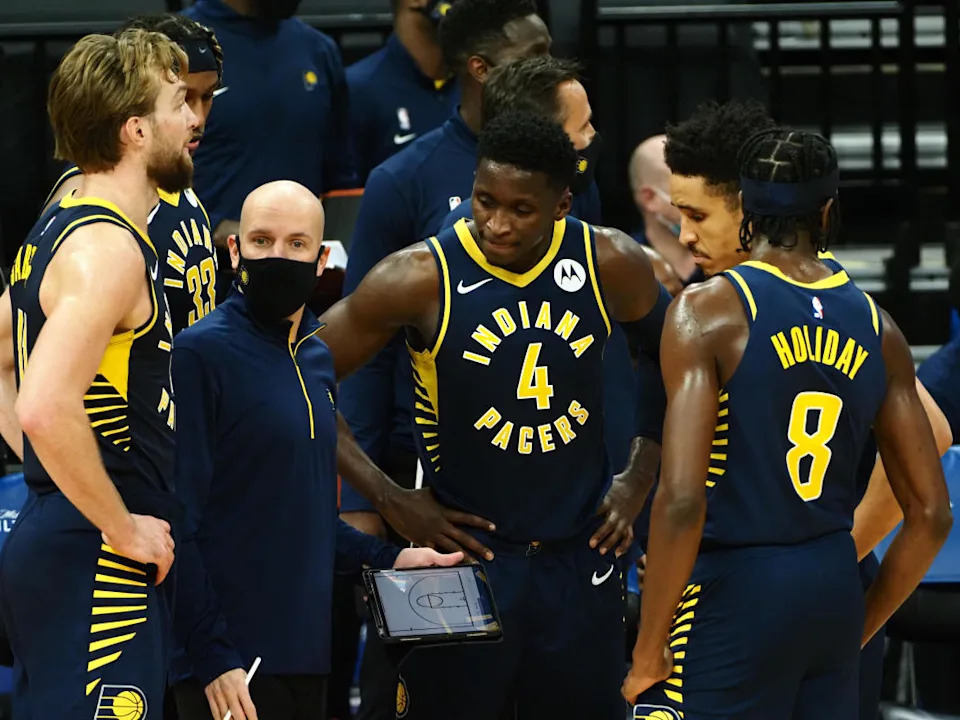 Jan 11, 2021; Sacramento, California, USA; Indiana Pacers head coach Nate Bjorkgren speaks to the players during a timeout in the fourth quarter against the Sacramento Kings at Golden 1 Center.© Kelley L Cox-Imagn Images