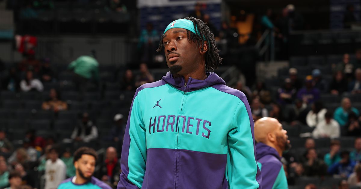 Lakers trade Dalton Knecht, draft pick to Hornets for Mark Williams