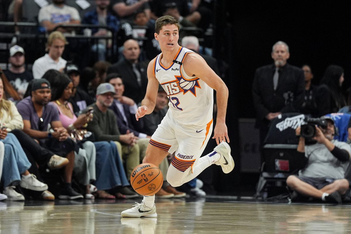 Phoenix Suns v Sacramento Kings