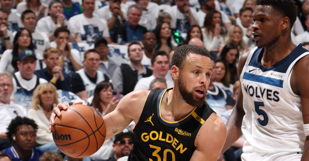NBA Playoffs: Steph Curry injured in Warriors vs. Timberwolves Game 1
