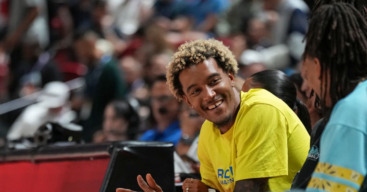 Jeremy Sochan and the Spurs check in court side from Las Vegas Summer League