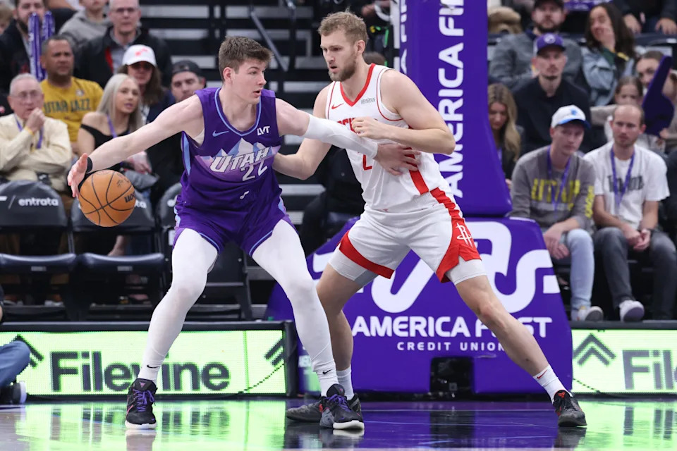 Utah Jazz forward Kyle Filipowski (22) dribbles against Houston Rockets center Jock Landale (2).© Rob Gray-Imagn Images