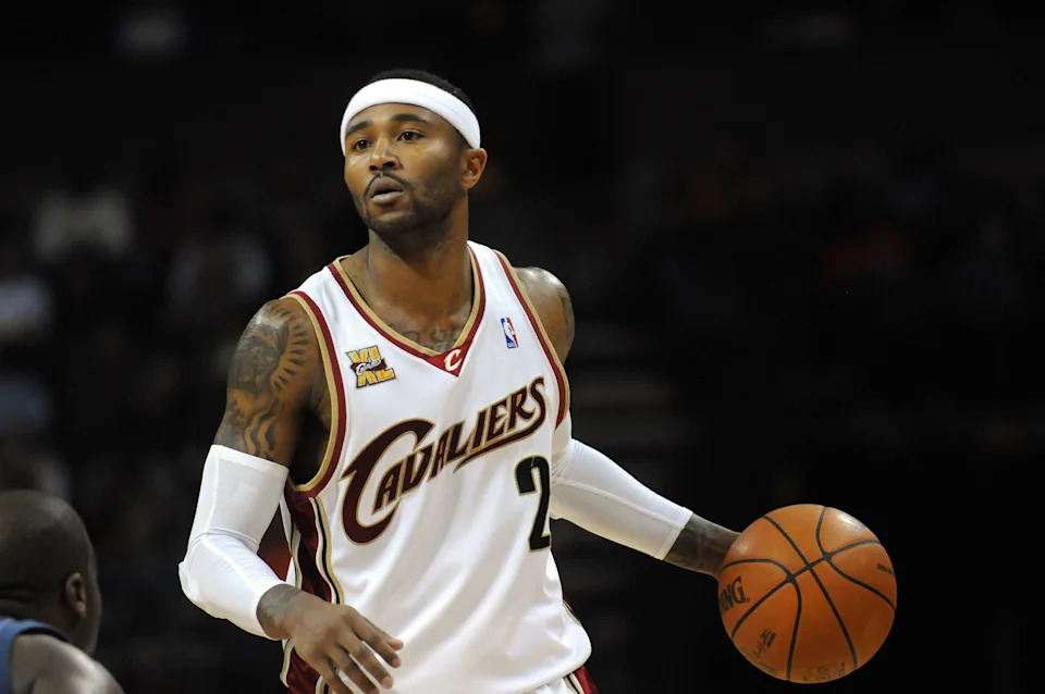 November 27, 2009; Charlotte, NC, USA; Cleveland Cavaliers guard Mo Williams (2) against the Charlotte Bobcats at Time Warner Cable Arena. Bobcats win 94 to 87. Mandatory Credit: Sam Sharpe-USA TODAY Sports