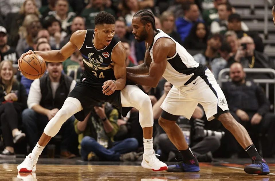 USA: Milwaukee Bucks forward Giannis Antetokounmpo (34) works for a shot against Los Angeles Clippers forward Kawhi Leonard (2) during the third quarter at Fiserv Forum.© Jeff Hanisch-Imagn Images