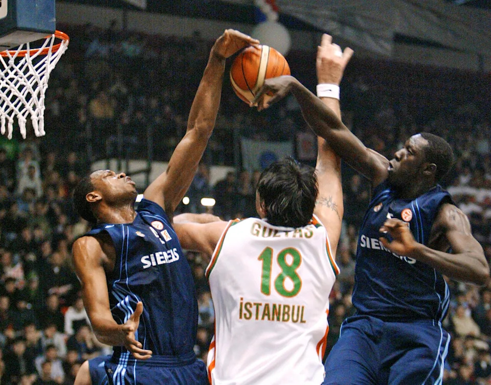 Istanbul, TURKEY: Ulker's Hungarian center Robert Gulyas (C) is blocked by Real Madrid's French guard Moustapha Sonko (R) and Spanish center Venson Hamilton (L) during their Euroleague basketball group E match, 09 March 2006 at Abdi Ipekci Sport Hall. AFP PHOTO CEM TURKEL (Photo credit should read CEM TURKEL/AFP via Getty Images)