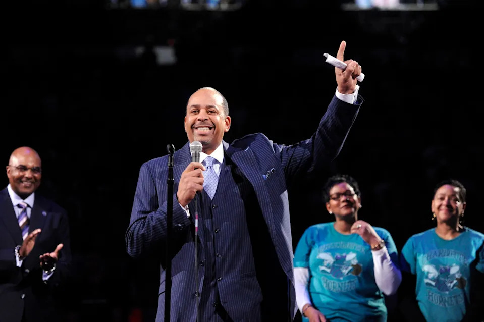 Charlotte Hornets former shooting guard Dell Curry is presented the key to Buzz City.© Sam Sharpe-Imagn Images