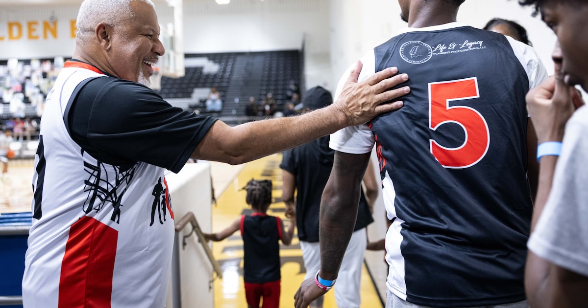 Dallas police, youth at South Oak Cliff face off in basketball game