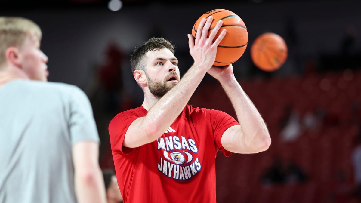 New Orleans Pelicans sign Kansas basketball standout Hunter Dickinson