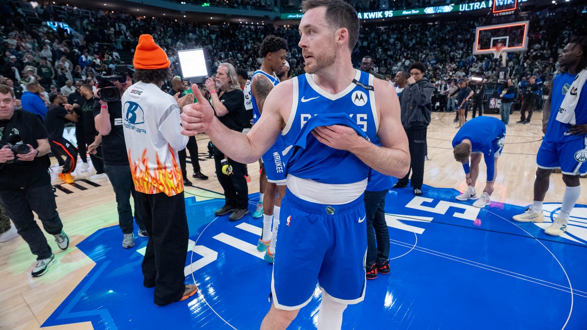Bucks officially trade 'ultimate teammate' Pat Connaughton to Hornets