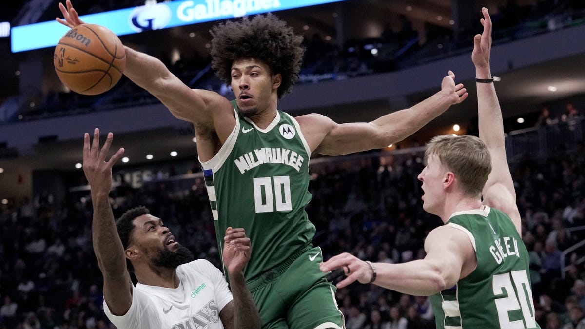 Bucks officially announce the return of backup big man Jericho Sims