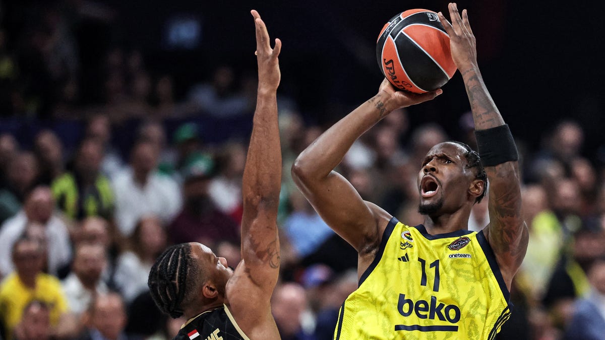 Phoenix Suns officially sign EuroLeague star Nigel Hayes-Davis