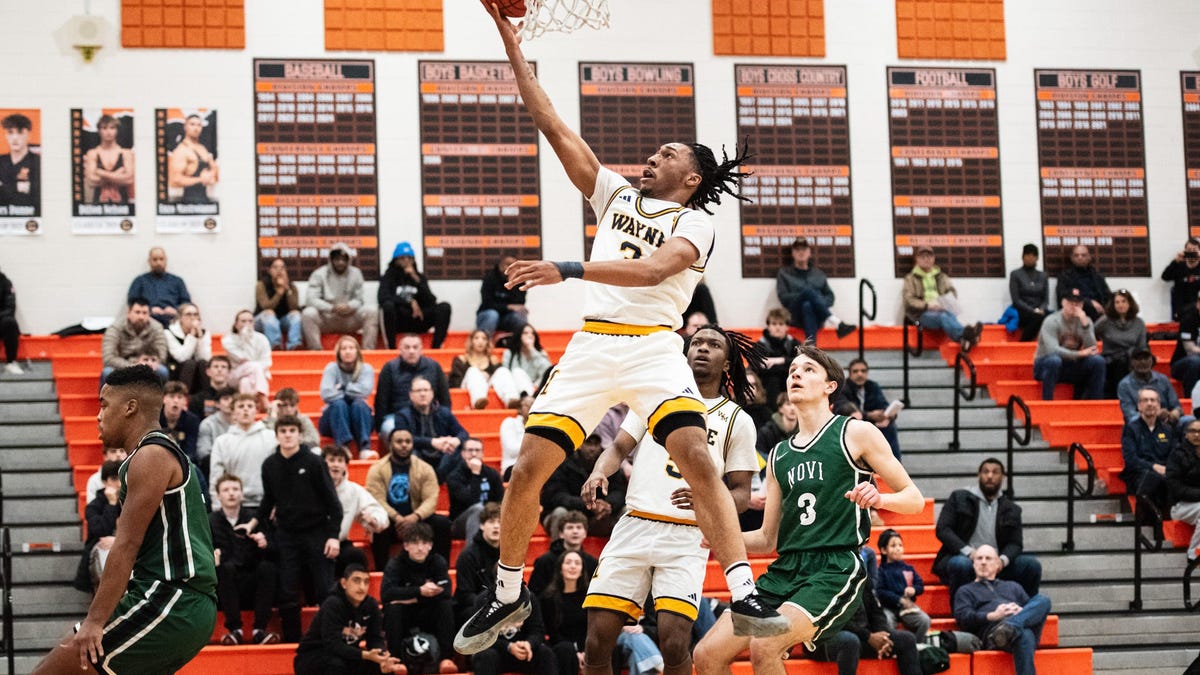 MSU commit Carlos Medlock Jr. dunks on future Wolverine player