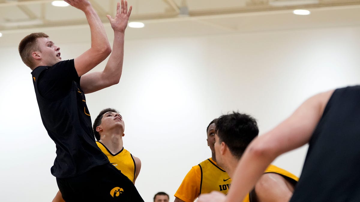 Iowa basketball guard Bennett Stirtz primed to climb NBA draft boards