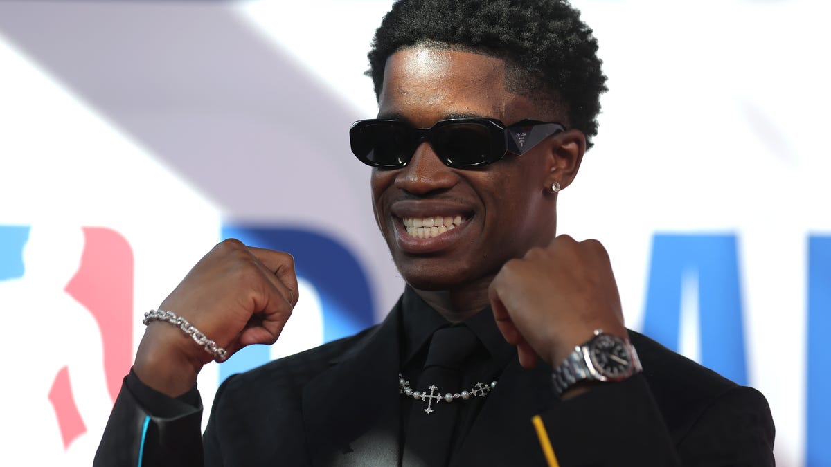 Tyrese Maxey reacts to the Sixers selecting VJ Edgecombe at No. 3