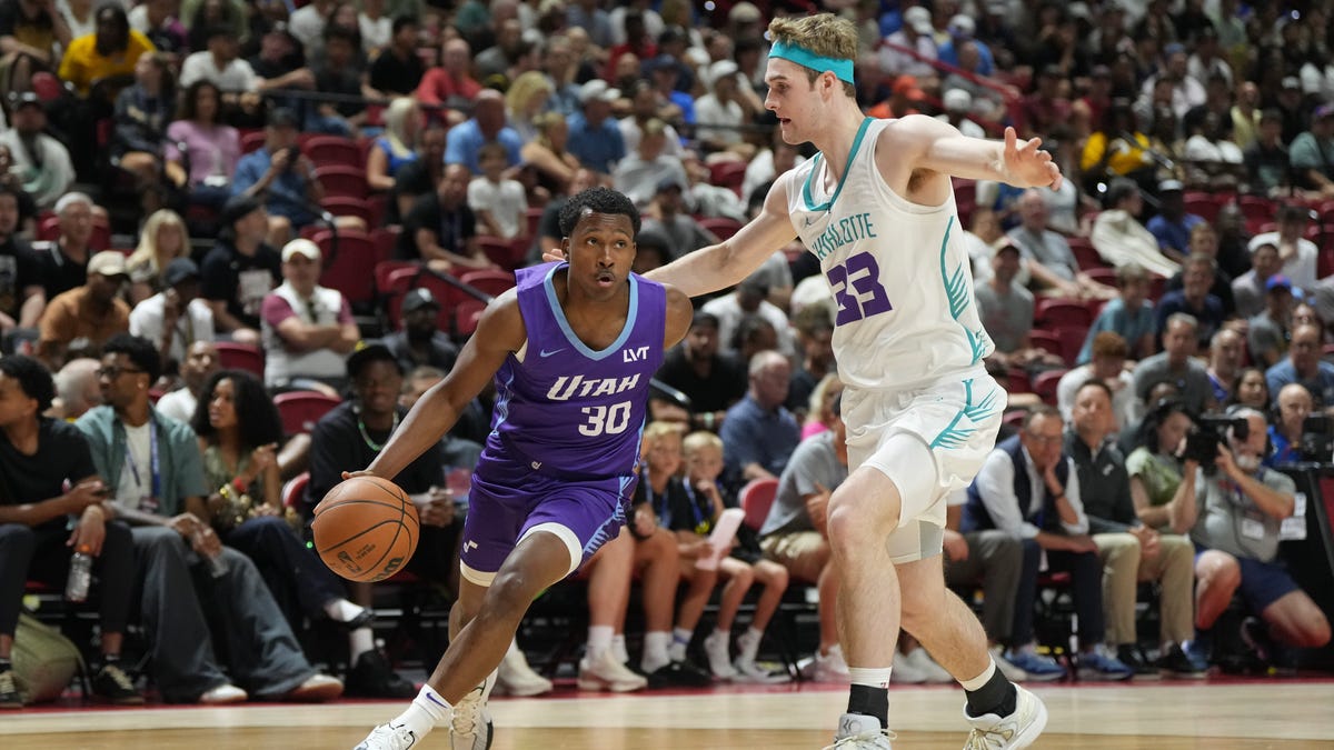 Liam McNeeley posts double-double in summer league debut