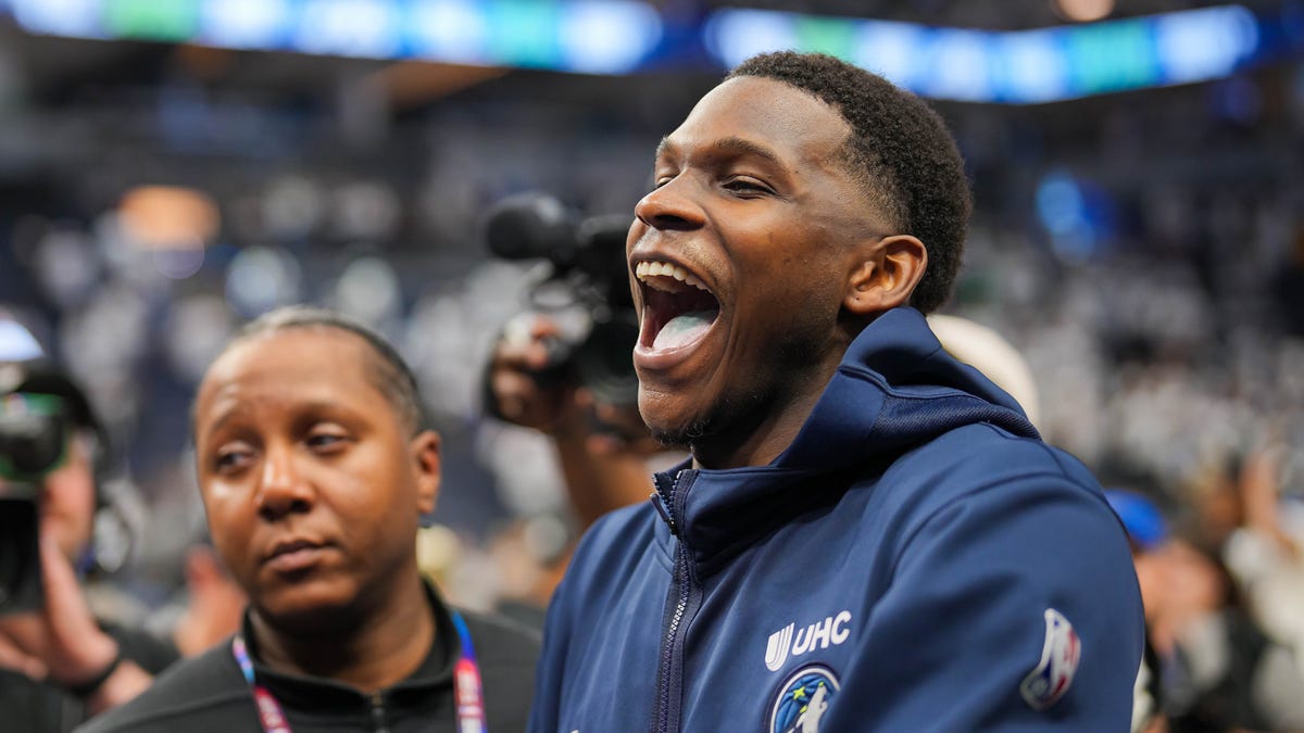 Anthony Edwards jokes about owning Nuggets in Summer League meeting with fan