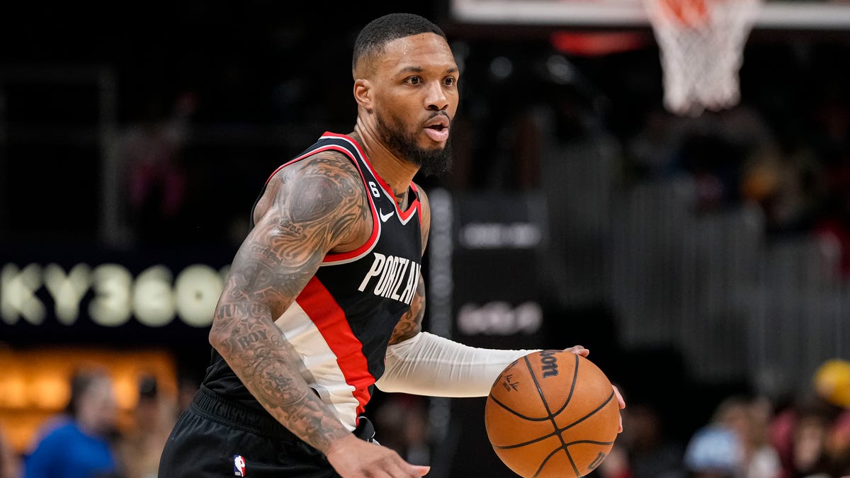 Damian Lillard returns to Portland in 3-year deal with Trail Blazers