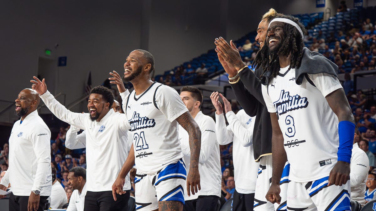Kentucky Wildcats alumni team La Familia rolls in TBT opener
