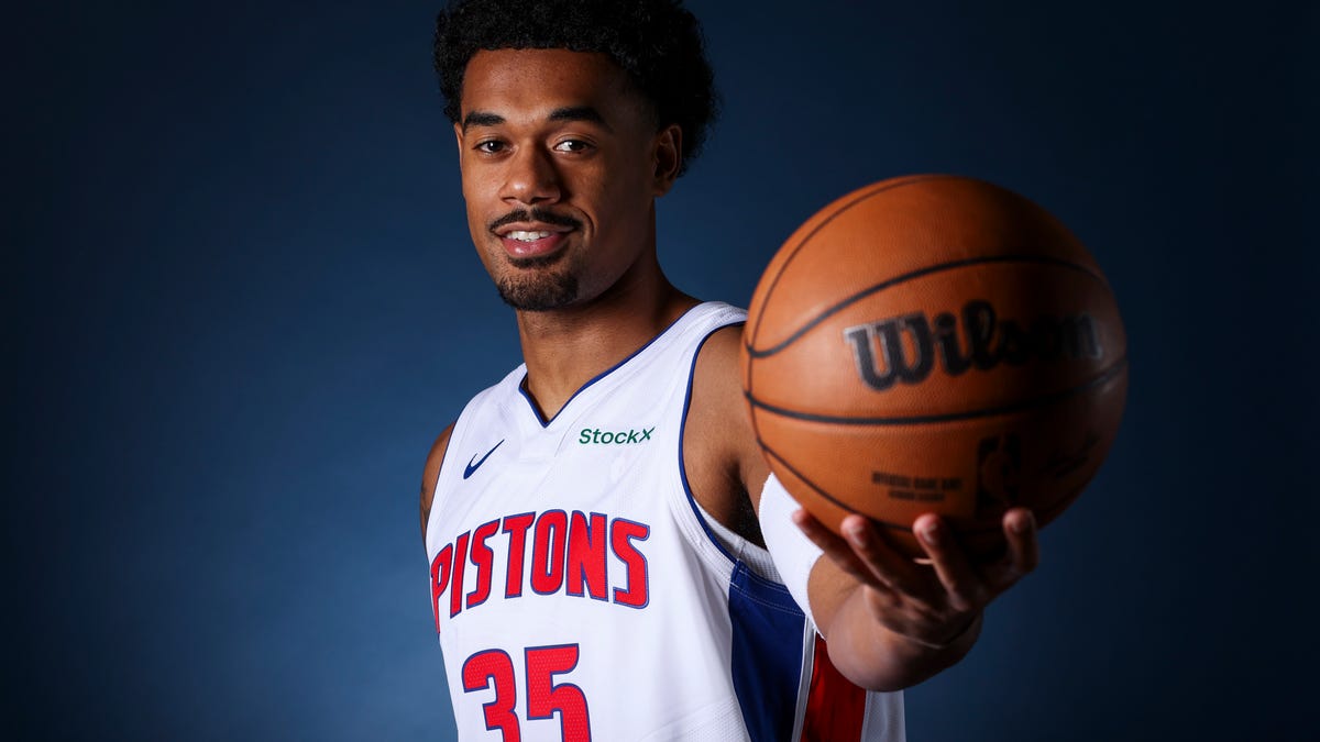 Coty Davis talks with two-way prospect Tolu Smith