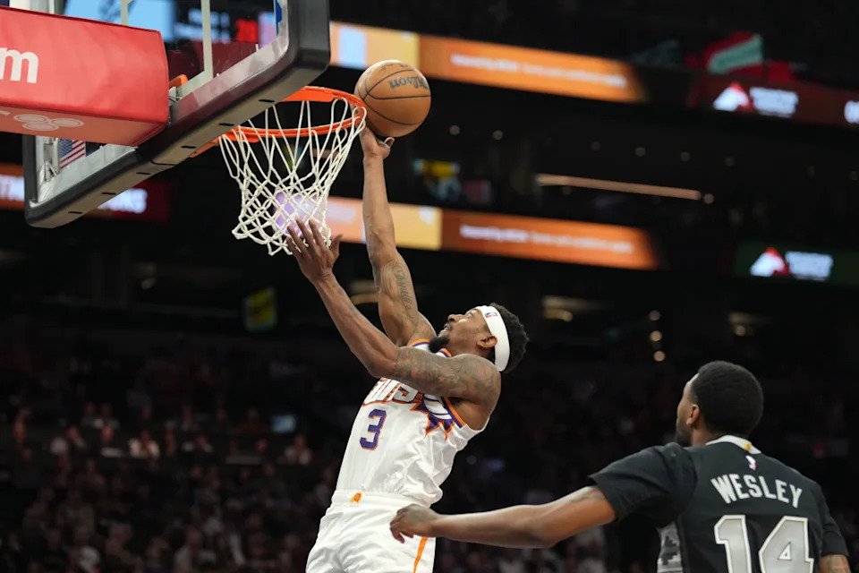 Phoenix Suns guard Bradley Beal (3) puts up a layup against San Antonio Spurs guard Blake Wesley (14).Joe Camporeale-Imagn Images