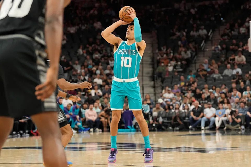Charlotte Hornets guard Josh Green (10) shoots during the first half against the San Antonio Spurs.Mandatory Credit: Scott Wachter-Imagn Images