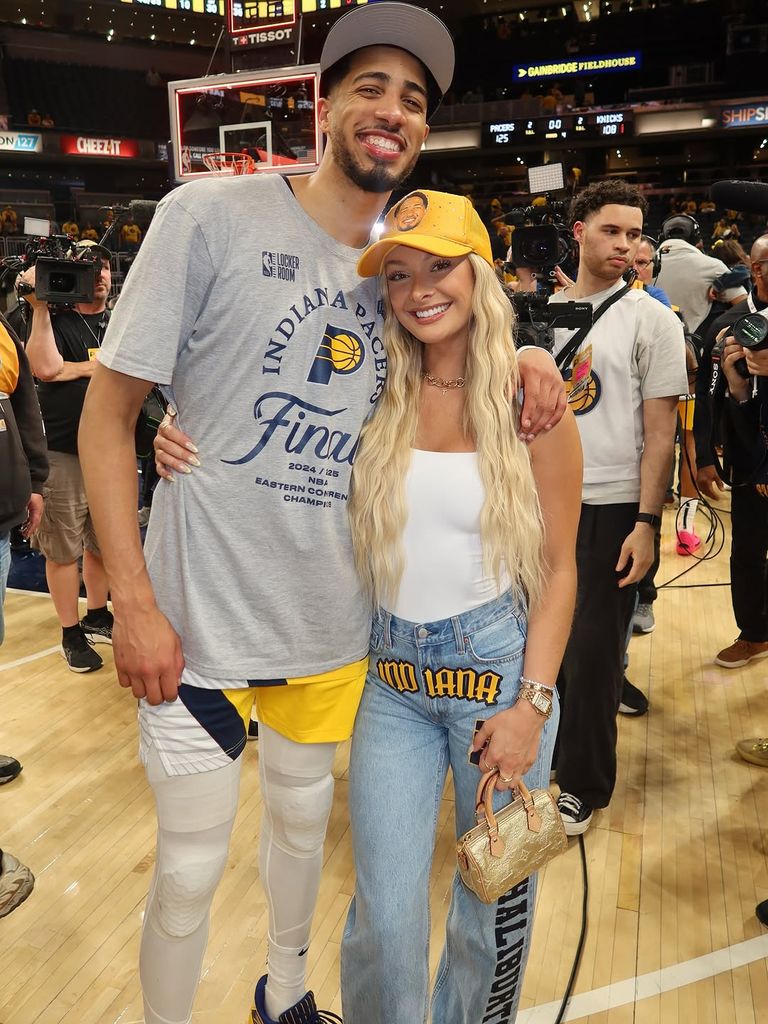 Tyrese Haliburton and Jade Jones pose on the court
