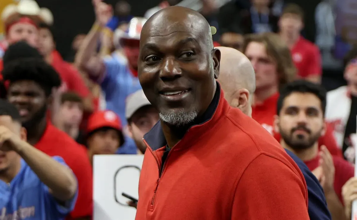 NBA legend Hakeem Olajuwon compared Clippers’ veteran to Michael Jordan and Wilt Chamberlain
