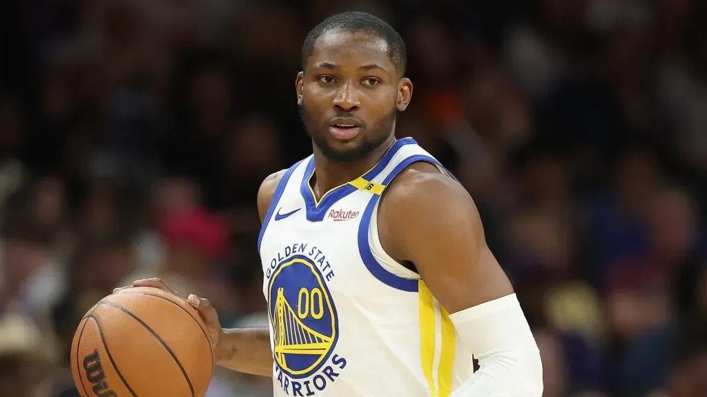 Jonathan Kuminga dribbling