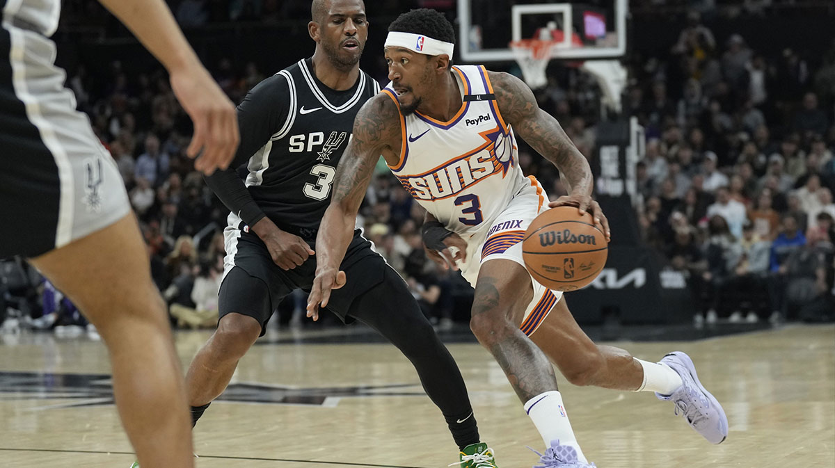 Phoenix Suns guard Bradley Beal (3) drives to the basket against San Antonio Spurs guard Chris Paul (3) during the first half the San Antonio Spurs at Moody Center.