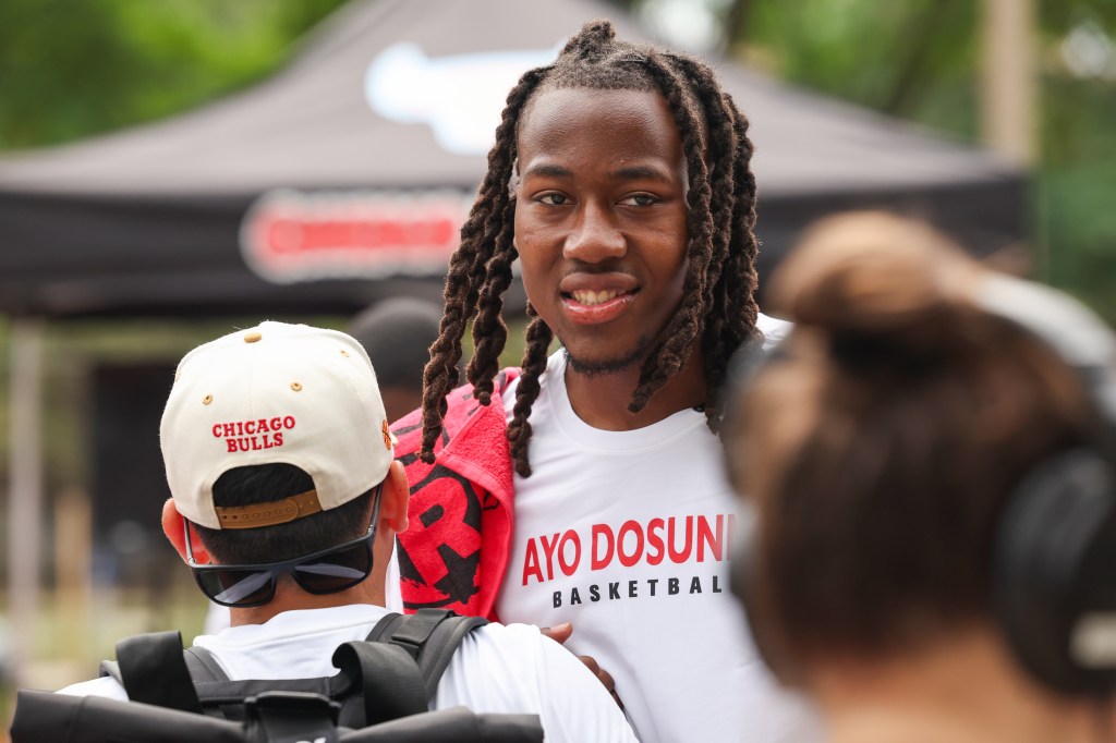 Chicago Bulls guard back on court — and giving back