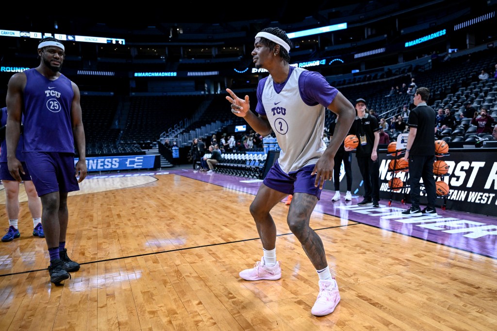 Chicago Bulls re-sign Emanuel Miller on two-way contract